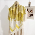 Elegante foulard di seta giallo senape con motivi barocchi su una gruccia di legno - Foulard Quadrato a Spina di Pesce (90RZW08) / Giallo