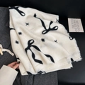 Elegante bufanda blanca tacto cachemir con estampado de lazos negros y bordes de borlas - 70*180cm / Blanco