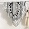 Foulard quadrato in seta con motivi geometrici a stella nei toni nero e grigio classici - Foulard Quadrato a Spina di Pesce (90RZW08) / Grigio