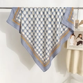 Carré de soie élégant avec imprimé chaîne à motif H bleu et bordure orange sur fond blanc - Bleu