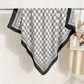 Élégant foulard en soie noir et blanc avec motif géométrique H et bordure décorative - Bleu foncé