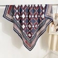 Marineblauw en bordeauxrood geometrische zijden vierkante sjaal met houndstooth-rand - Contrast Geometrische Ruit (Blauw) / Blauw
