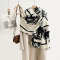 Schal aus Kaschmirimitat in Beige mit schwarzen Blumenmustern und kleinen Fransen - 180x70 / Schwarz