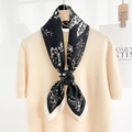 Elegante zijdeachtige sjaal met zwart-witte bloemenprint op beige gebreide top - Roze met Witte Rand