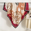 Pañuelo cuadrado vintage francés de 90cm con flores rojas y elegantes cadenas de oro - 90x90cm / Rojo