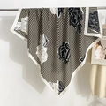 Elegante vierkante sjaal met pied-de-poule patroon en zwart-witte rozenbloemenprint - Witte Rand