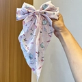 Rosa Schleifen-Haarspange mit Cartoon-Schulmustern, langen Bändern und Schreibwaren-Druck - Rosa Schulformel Illustration Stil