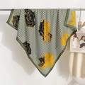 Olijfgroene sjaal met visgraatpatroon en handgeschilderde gele rozenprints - Groen frame