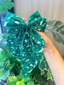 Détail d'un nœud papillon de Noël vert avec motifs de rennes blancs et de flocons - Vert