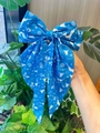 Gros plan d'un nœud papillon de Noël bleu avec motifs rennes et flocons de neige - Bleu