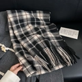 Plaid tassel scarf in black and beige cashmere-like fabric on a gray coat - 180cmx67cm / Black (J88-Black)