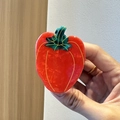 Primer plano de una pinza para el pelo creativa con forma de pimiento rojo de acetato - Pimiento Rojo
