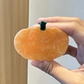 Detalle de una pinza para el pelo de calabaza naranja con textura de mármol brillante - Calabaza
