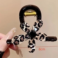 Nahaufnahme der 8cm eleganten Haarklammer mit Leopardenmuster und glänzendem Schwarz - 8cm