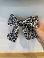 Elegante fermaglio per capelli con fiocco leopardato e lunghi nastri in raso - Stampa Leopardata Bianca e Nera