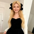 Elegantes pinzas para el cabello de terciopelo negro con cárdigan blanco y vestido - Negro