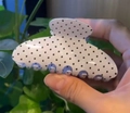 Elegante pinza per capelli bianca a pois neri accessorio minimalista in acrilico - Bianco