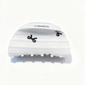 Dettaglio della grande pinza per capelli a righe blu crema con stampe a fiocco - Stile Semicircolare (5952338476301)