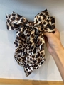 Große Haarspange mit Leopardenmuster und eleganten Satinbändern für Damen - Klassischer brauner Leopardenprint