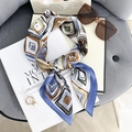 Zijden vierkante sjaal met blauwe en bruine geometrische print in een stijlvolle knoop - Blauwe Rand