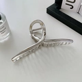 Nahaufnahme der polierten silbernen Haarklammer im minimalistischen Twist-Design - Hellsilber-13.5cm