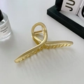 Nahaufnahme der goldenen matten Haarklammer mit starker Metallfeder auf weißem Hintergrund - Mattgold-13.5cm