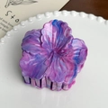 Vista dettagliata del grande fermaglio per capelli a ibisco blu marmorizzato su piatto bianco - Forma Fiore di Ibisco (Viola) / Viola-7.1cm