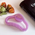 Violetter lichtdurchlässiger Haarklammer mit elegantem Wellendesign auf Hintergrund - Lila-11.5cm