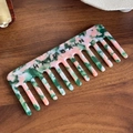 Peigne à dents larges en acétate avec texture marbrée rose et vert et logo HAIRGAIN - Peigne à Dents Larges Motif Marbre (4)