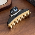 Elegante pinza per capelli in acetato nero e metallo dorato con perle bianche - Nero-Grande