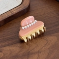 Elegante molletta per capelli in acetato rosa pesca con perle bianche e denti d'oro - Rosa Arancio-Piccolo