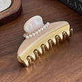 Elegant champagne resin hair claw clip with white pearls on a gold metal base - Beige - Large