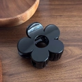 Pince à cheveux fleur noire brillante à cinq pétales sur un fond de bois sombre - Grand / Noir