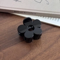Pince à cheveux fleur noire élégante en résine de qualité sur surface en bois - Petit / Noir