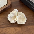 Elegante molletta per capelli a forma di orchidea in acetato bianco perla con perlina - Beige