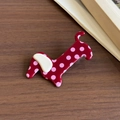 Graziosa clip per capelli bassotto rosso scuro con pois rosa su superficie in legno - Fermagli per capelli a becco d'anatra / Rosso