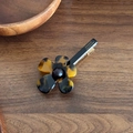Pince à cheveux fleur faite main en ambre et noir avec perle centrale polie brillante - Pince à Cheveux Écaille