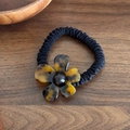 Élastique à cheveux floral élégant avec fleur en écaille de tortue sur fond de bois foncé - Élastique Écaille