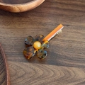 Barrette à cheveux fleur en résine écaille de tortue avec perle ambre et base dorée - Pince à Cheveux Ambre