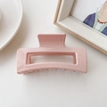 Pince à cheveux rectangulaire rose mat en résine sur un plateau blanc élégant et épuré - Moyen (8.8cm) / Rose Cerise