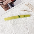 Barrette en acétate vert-jaune minimaliste avec motif marbré sur fond en lin blanc - Vert Tendre (10.5cm)