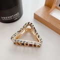 Pince à cheveux triangulaire à motif damier noir et blanc sur base en métal doré - 5cm / Carreaux Noir et Blanc