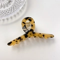 Minimalist tortoiseshell resin hair claw clip with amber leopard pattern for women - Beige Tortoise Shell