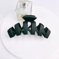 Matte black wavy geometric hair claw clip with frosted texture on a white tray - 11.5CM / Black