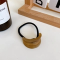 Elastico per capelli minimalista con dettaglio geometrico in resina marrone opaca - Ovale-Legno Giallo