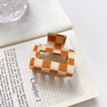 Quadratische orange-weiße Haarklammer mit Karomuster auf minimalistischem Buchhintergrund - 5.2cm / Orange-Weiß Karo