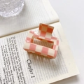 Haarklammer mit rosa-beigem Schachbrettmuster auf einem Vintage-Buch Hintergrund - 5.2cm / Rosa-Weiß Karo