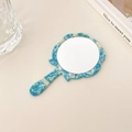 Handspiegel in blau-weiß marmorierter Acetat-Optik für tägliches Nachbessern unterwegs - Vintage-Blau