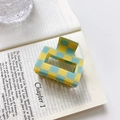 Quadratische Haarklammer mit gelb-grünem Schachbrettmuster auf einem offenen Buch - 5.2cm / Blau-Gelb Karo