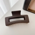 Pince à cheveux mate marron foncé de 8,5 cm en résine au design rectangulaire évidé - Café Foncé Mat (8.5cm)